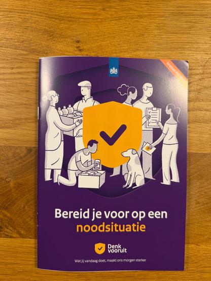A pamphlet by "Denk vooruit" sent to every household in the Netherlands. "Bereid je voor op een noodsituatie" (Prepare for an emergency)