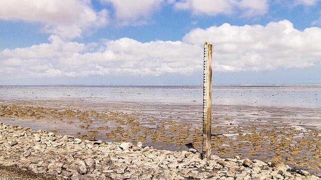 Wierum (Northeast-Fryslân), View of the Wadden Sea from the seawall. (level gauge).