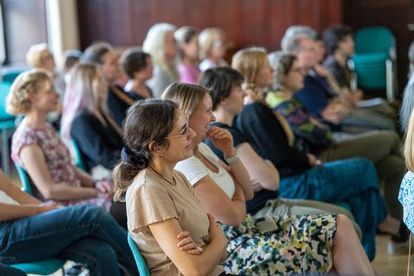 Junge und alte Menschen bei einem Vortrag. Foto: Dominik Böhm