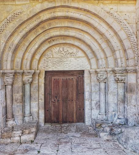 Portada románica de la iglesia de San Miguel de Cornezuelo (Burgos)
