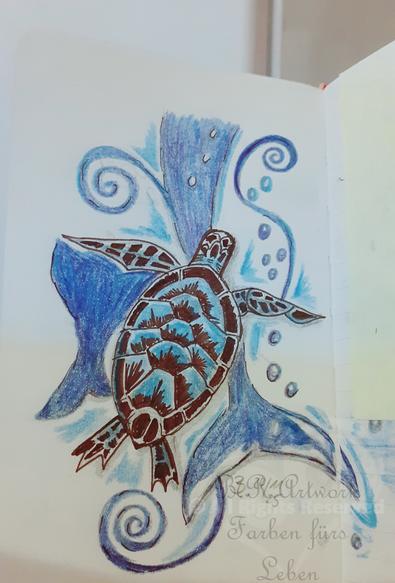 Sketchbook Seite, Draufsicht auf eine schwimmende Schildkröte, brauner Fineliner mit hellblauem Buntstift Buntstift colloriert. Als Untergrund mit Buntstift in Blautönen nach rechts unten eine große Schwanzflosse und links eine ähnliche Form. Luftblasen und drei große Spiralschnörkel. Einer nach unten, zwei nach oben.