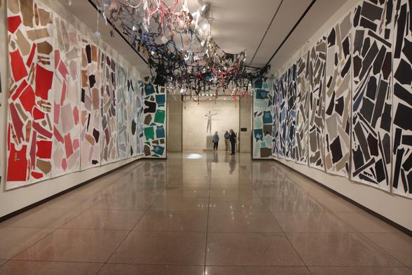 At the Amon Carter Museum in Fort Worth, Texas, the gallery has no element that stands out, but the gallery works as a complete piece of art.