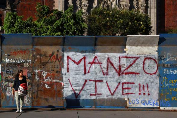 Manifestación en el Zocalo y letrero de Manzo