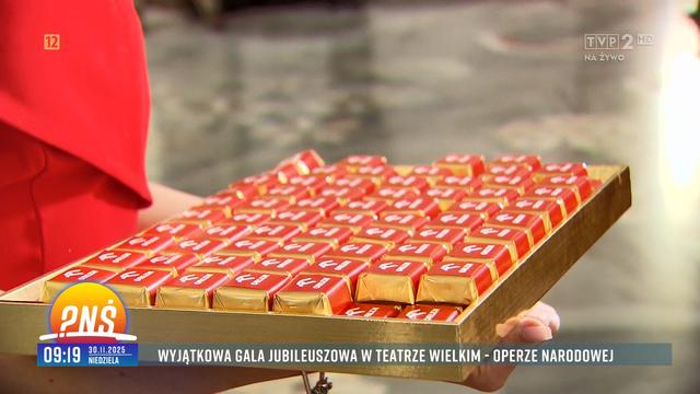 Ten sam kadr na bombonierkę z Orlenu, już po wzięciu jednej czekoladki.