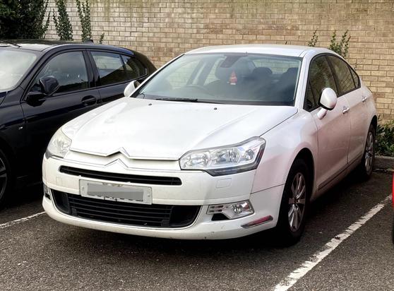 White second-generation Citroën C5, front quarter view