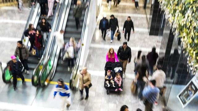 Americans start holiday season with record credit card debt