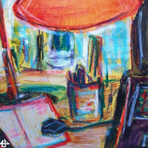 Wachspastellkreide auf Papier, sehr bunte grobe Zeichnung von Laptop, Stiftebecher und rotem Notizbuch, eine Schreibtischlampe ragt von oben ins Bild.