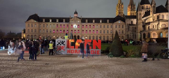 Hôtel de ville de #Caen. La fenêtre supérieure centrale, première case du calendrier de l'avent, est ouverte. Au balcon, un chanteur.