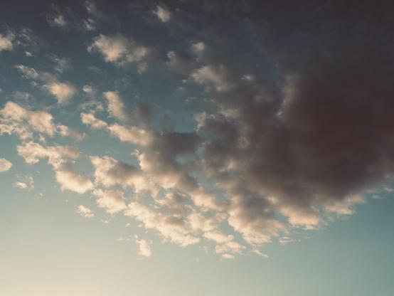 Nuage, nuances de bleu, rose, blanc et gris