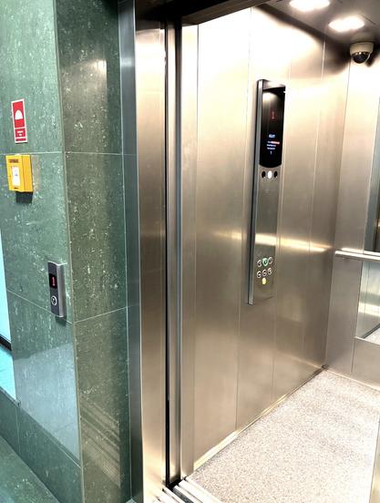 Ein leerer Fahrstuhl.
