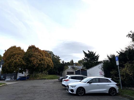 Auf einem öffentlichen Parkplatz ohne Personen.