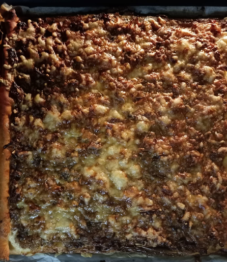 Fertig gebackene Zwiebelkuchen auf dem Blech