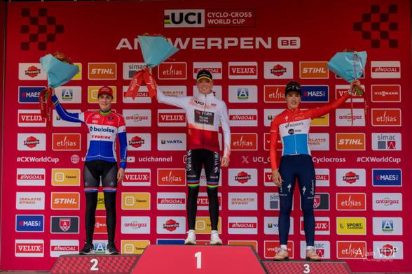 Le podium final de la course des élites femmes, sur la Coupe du monde de cyclo-cross à Anvers, le 24 novembre 2024 : la championne des Pays-Bas Lucinda Brand (Baloise Trek Lions, 2e), la championne du monde Fem van Empel (Visma-Lease a Bike, 1re) et la championne du Luxembourg Marie Schreiber (SD Worx-Protime, 3e) - Photo : Alain Vandepontseele/Alain VDP Photography