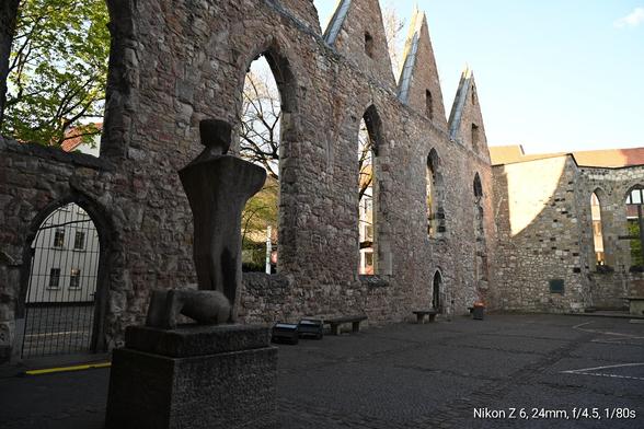 Die Mauern der Ägidikirche mit den Fensterlöchern sind heute Gedenkstätte für die Toten des zweiten Weltkriegs weltweit.