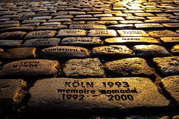 Foto der Kunstinstalltion "Kaltes Eck" zum Gedenken an die Menschen die von 1992 bis 2000 an Aids verstorben sind.
Es sind Kopfsteine die mit den Namen der Opfer versehen sind.