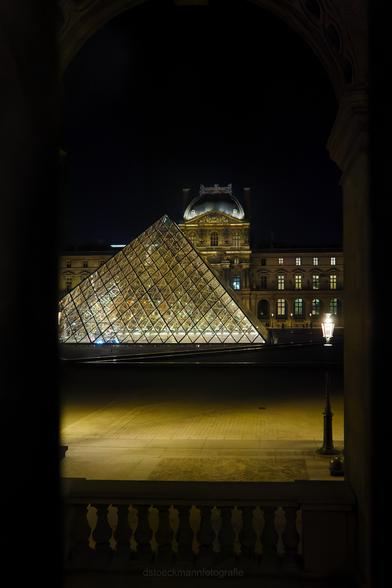 Die Pyramide des Louvre in stimmungsvollem Licht.