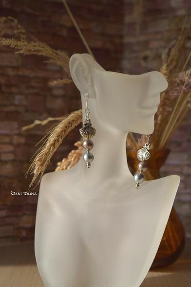 Muschelelemente und zwei Perlen in Rosegold und Silber. Original von Dani Iduna.