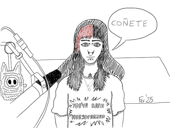 Dibujo de una chica con pelo hasta un poco más abajo de los hombros, pelo negro con una parte roja en la parte izquierda del dibujo de la cabeza. Tiene un tatuaje abajo del cuello como una cruz con un símbolo de infinito debajo. Lleva una camiseta donde se lee: "You've been huesoperred". Lleva un piercing curvo que atraviesa el tabique nasal, dos piercings debajo de la boca y otro que atraviesa la nariz al lado de los ojos. Está sentada en una silla negra gamer. Detrás hay una cama. Al lado tiene un micrófono y colgando un muñeco como un flurby o algo así. Le sale un bocadillo de cómic donde se lee: "Coñete".