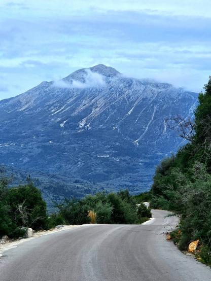 Eine Strasse mit Blick auf den Berg Stavrota.