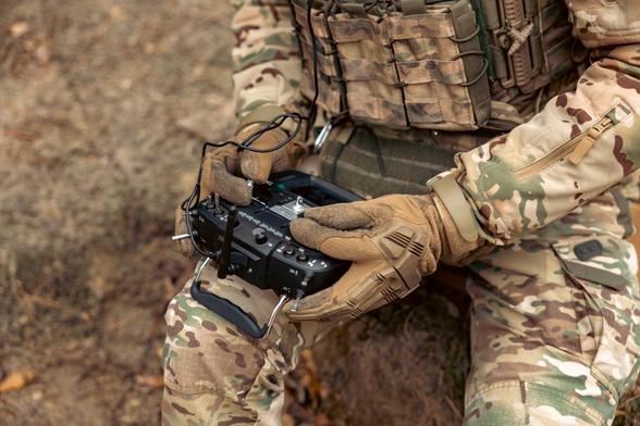 Un militar, manipulando un control de dron, en una imagen de archivo (Getty Images)