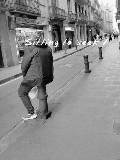 Barcelona monochrome street photography made with the GNU Image Manipulation Program + G'Mic filters.
