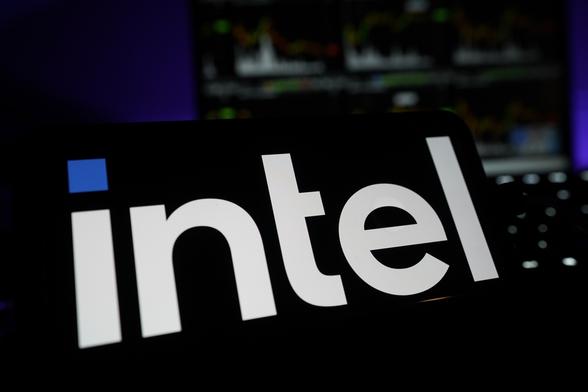 アップルのMacは現在すべて、同社が独自に設計しTSMCが製造したチップで動作しており、かつてのインテル製プロセッサー搭載Macは過去の存在となっている。しかし、アップルがMac向けチップ供給に関して、インテルと新たな形で提携を再開する可能性があると報じられている。 アップルのサプライチェーン情報に [&#8230;]