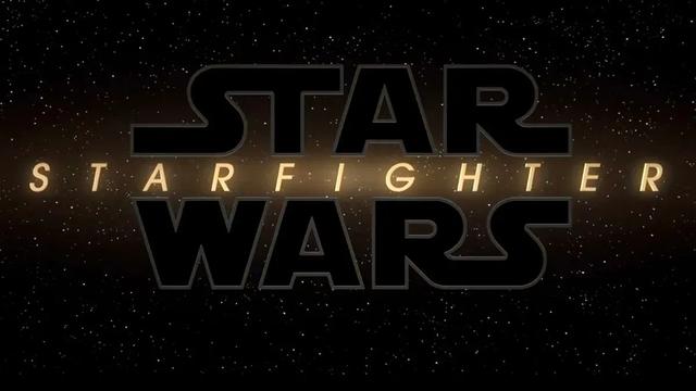<img alt="Star Wars: le notizie più rilevanti degli ultimi giorni: produzione, retroscena e aggiornamenti su Starfighter" class="webfeedsFeaturedVisual wp-post-image" height="675" src="https://i0.wp.com/www.starwarsnewsnet.com/wp-content/uploads/2025/06/GsChK4XXAAMMhY5.jpeg?w=1200&amp;resize=1200,675&amp;ssl=1" style="display: block; margin-bottom: 5px; clear: both;" title="Star Wars: le notizie più rilevanti degli ultimi giorni: produzione, retroscena e aggiornamenti su Starfighter" width="1200" /><div class="starw-prima-del-contenuto_4" id="starw-421361881"><div id="addendoContainer_Interstitial"></div></div><p>La settimana appena trascorsa, segnata dal weekend del Thanksgiving negli Stati Uniti, ha comunque portato con sé un numero sorprendentemente alto di aggiornamenti dal mondo di <em>Star Wars</em>. Tra le novità sulla produzione di <em>Starfighter</em>, alcune rivelazioni personali di Donald Glover, nuovi contenuti editoriali e un’importante dichiarazione di Claudia Black, il panorama della saga continua a offrire spunti significativi anche in un periodo di apparente pausa.</p><div class="starw-contenuto_6" id="starw-3134639562" style="margin-top: 2px; margin-bottom: 2px;"><!-- BOX 300x250 Articolo 1 -->
<div id="addendoContainer_9001" style="width: 300px; height: 250px;">
</div></div>
<h2>Una breve pausa per le riprese di <em>Star Wars: Starfighter</em></h2>
<p>Il film <em>Star Wars: Starfighter</em>, diretto da <strong>Shawn Levy</strong>, prosegue la sua lavorazion