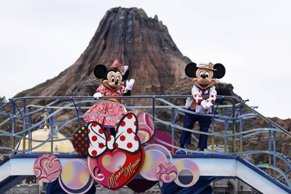 Suspect on the run after brandishing knife at Tokyo DisneySea hotel