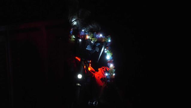 Bunt beleuchtetes Fahrrad im Dunkeln