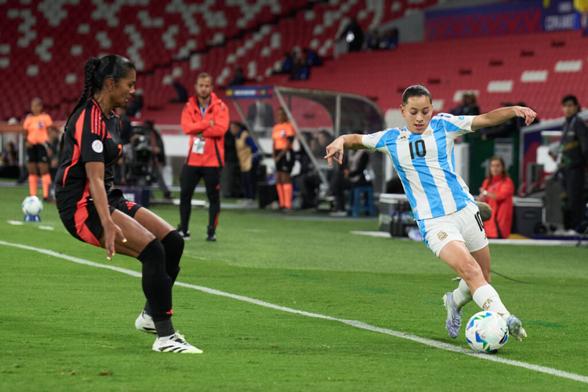 Die Argentinierin Maricel Pereyra versucht an der Außenlinie an Kolumbiens Daniela Arias vorbeizudribbeln.