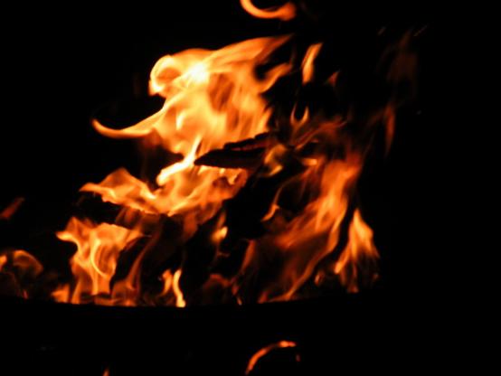 Feuerflammen in der Dunkelheit.