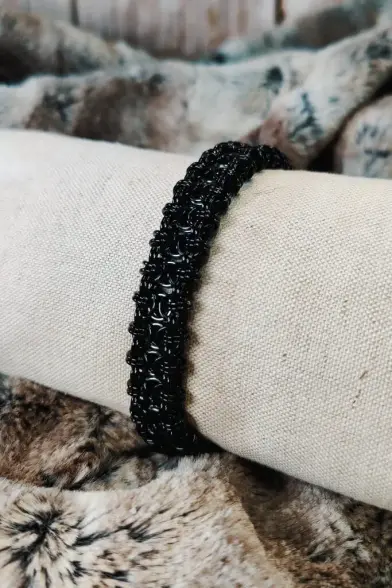 Même bracelet, mais en noir.
