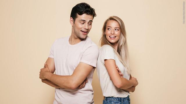 Ein junger Mann und eine junge Frau sind Ex-Partner und fragen sich: Berfreundet mit dem Ex, geht das? (Foto: Adobe Stock, Drobot Dean)