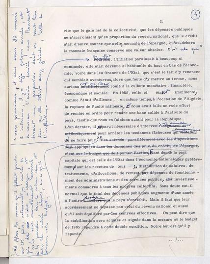 Reproduction d'un document d'archives : discours tapuscrit annoté à l'encre bleu en marge et entre les lignes