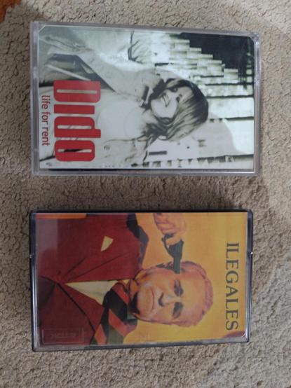 Portada definitiva de los cassettes 1 y 2 de mi colección: Dido (Life for Rent) e Ilegales (Ilegales). Las carátulas ya están dentro de su cajita.