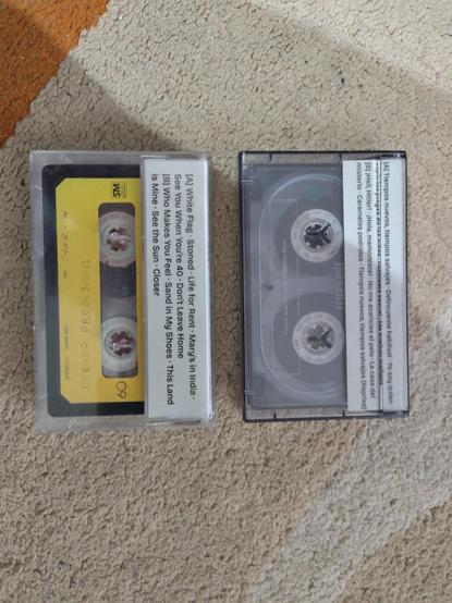Ventanilla (con los títulos de las canciones de cada álbim) definitiva de los cassettes 1 y 2 de mi colección: Dido (Life for Rent) e Ilegales (Ilegales). Las carátulas ya están dentro de su cajita.