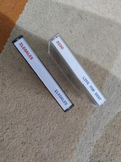 Lateral (con el nombre del artista y del álbum) definitivo de los cassettes 1 y 2 de mi colección: Dido (Life for Rent) e Ilegales (Ilegales). Las carátulas ya están dentro de su cajita.