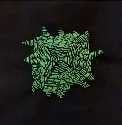 Zwarte ondergrond van textiel, waarop met groen garen een vierkantachtige vorm is geborduurd in kleine stiksteek vanuit het midden steeds eromheen, waardoor het ook een cirkelachtige vorm krijgt, waaruit boomachtige toppen steken.