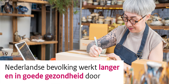 Een vrouw van middelbare leeftijd is aan het werk. Op de afbeelding staat de tekst: “Nederlandse bevolking werk langer en in goede gezondheid door”