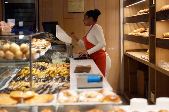 Una mujer trabaja en una panadería este martes en Madrid.