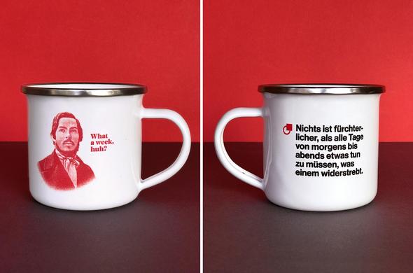 Kleine Emaille-Tasse mit einem aufgerasterten Porträt von Friedrich Engels in Rot auf der einen Seite und seinem Zitat „Nichts ist fürchterlicher, als alle Tage von morgens bis abends etwas tun zu müssen, was einem widerstrebt“ in Schwarz auf der anderen Seite.