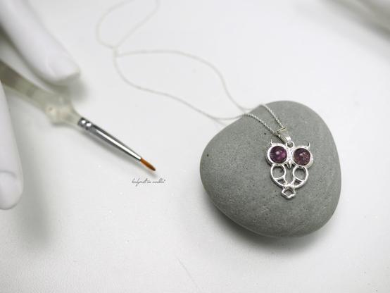 Anhängeraus echtem Silber in Form einer stilisierten Eule mit aufgesetzter handgemalter Farbnebel Galaxie