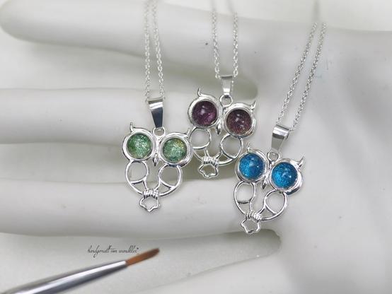 Anhängeraus echtem Silber in Form einer stilisierten Eule mit aufgesetzter handgemalter Farbnebel Galaxie