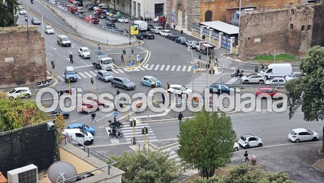 Traffico di Roma per parlare del rapporto Inrix 2025 con Roma al 17° posto e Istanbul al primo posto con 113 ore perse nel traffico.