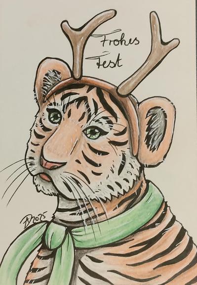Ein Tiger, der einen Kopfreif mit Rentiergeweih und einen grünen Schal trägt. Gezeichnet auf Din A6 Format mit Faber Castell Stiften.