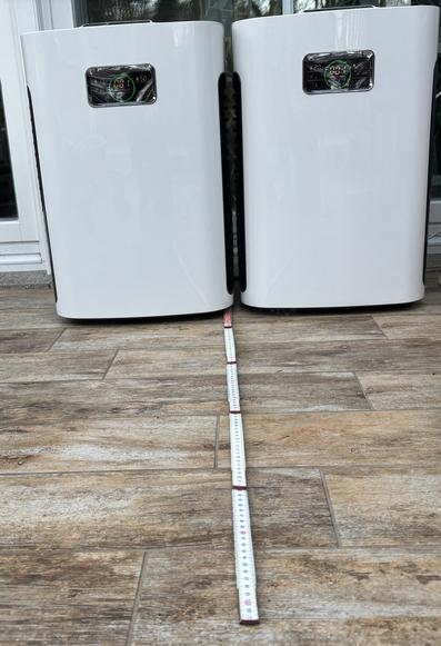 Zwei Medical 80 Luftreiniger mit Gliedermaßstab.