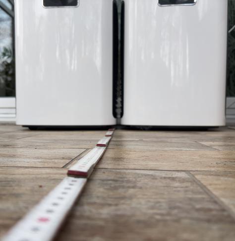 Zwei Medical 80 Luftreiniger mit Gliedermaßstab.