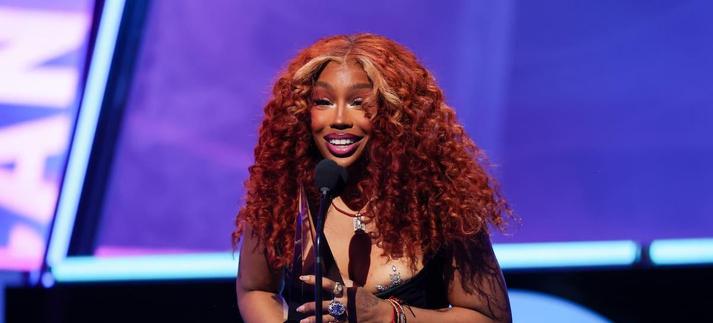 SZA recoge el premio a Mejor artista femenina de R&B en los American Music Awards 2025 / Christopher Polk