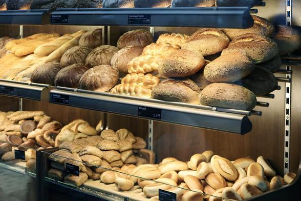 Varios tipos de panes expuestos en la vitrina de una panadería artesanal. (Getty Images)