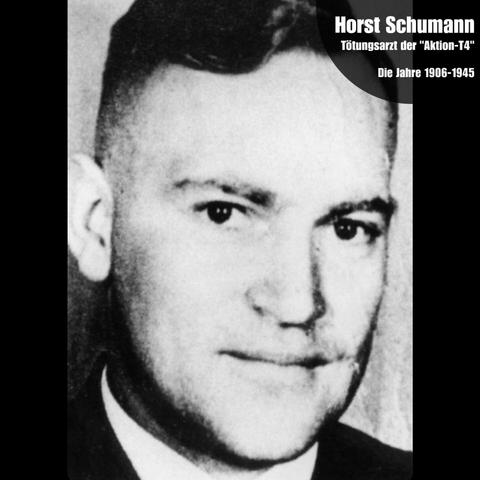 Bei dem Bild handelt es sich um eine Fotographie eines Mannes, um die 30 Jahre. Man sieht nur sein Gesicht, er schaut in die Kamera. Das Bild ist wahrscheinlich in den 1930ern entstanden. 

In der rechten oberen Ecke steht in einem schwarzen Kreis:
Horst Schumann - Tötungsarzt der „Aktion-T4“, die Jahre 1906-1945